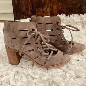 Vince Camino dusty rose suede strappy open/toe heel 8.5 W.